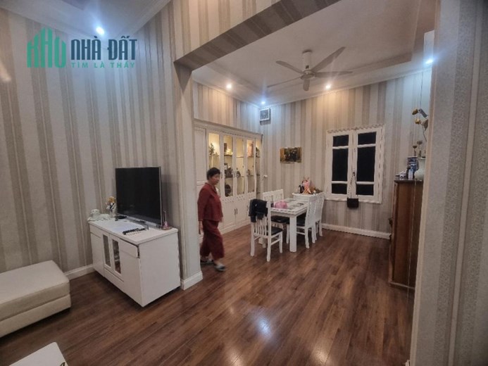 Hàng cực hiếm, chủ cần tiền bán nhanh, chưa tới 100tr/m2, mặt ngõ Phú Diễn, kd- vp quá đẹp