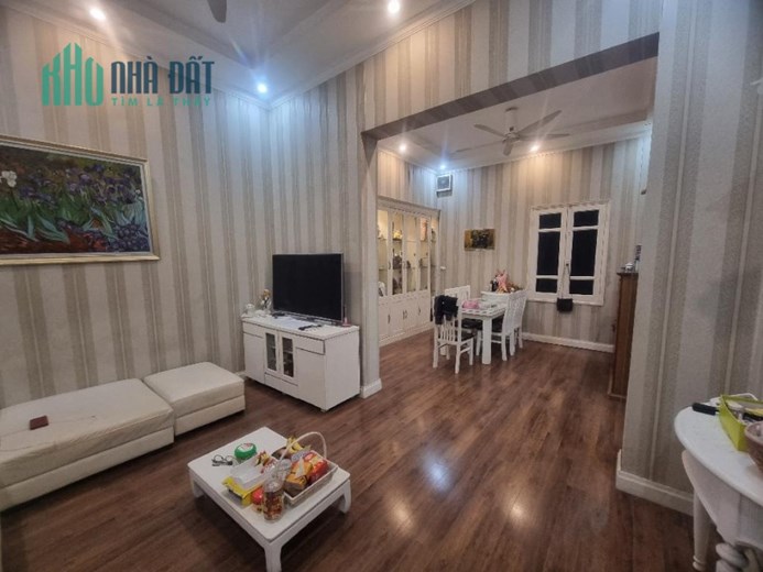 Hàng cực hiếm, chủ cần tiền bán nhanh, chưa tới 100tr/m2, mặt ngõ Phú Diễn, kd- vp quá đẹp