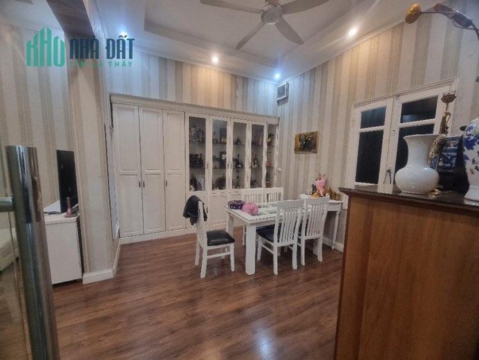 Hàng cực hiếm, chủ cần tiền bán nhanh, chưa tới 100tr/m2, mặt ngõ Phú Diễn, kd- vp quá đẹp