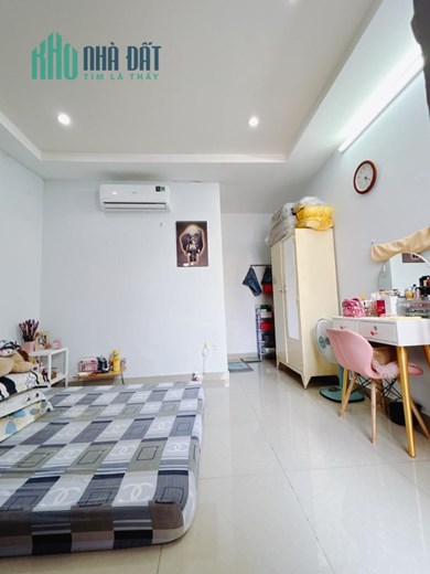 XIN NHẤN MẠNH NHÀ QUẬN 4 MÀ 70M2 NGANG 5.5M DÀI 14M 3 TÂNG CHỈ 8 TỶ X.
