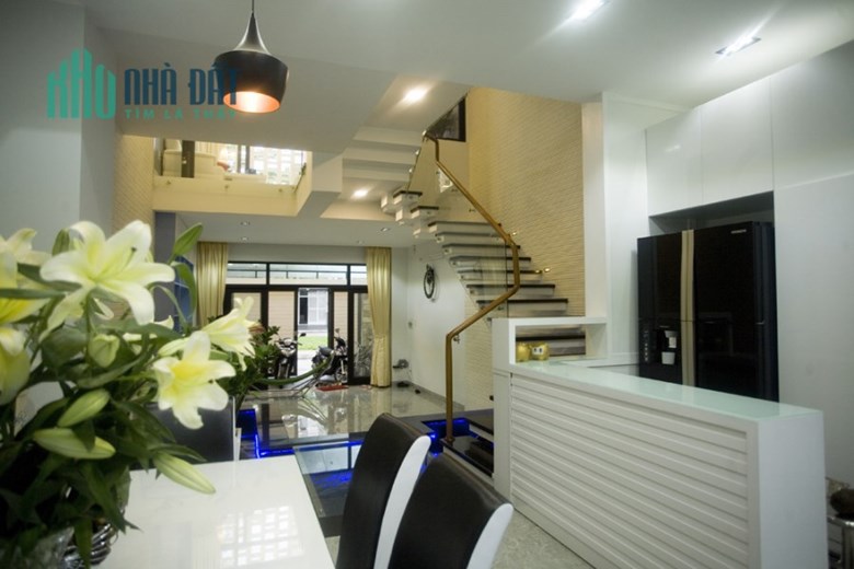 Bán Mặt ngõ Phố La Thành giá 11.8 tỷ, 80mx5T, MT 7m, KD tốt, Oto vào