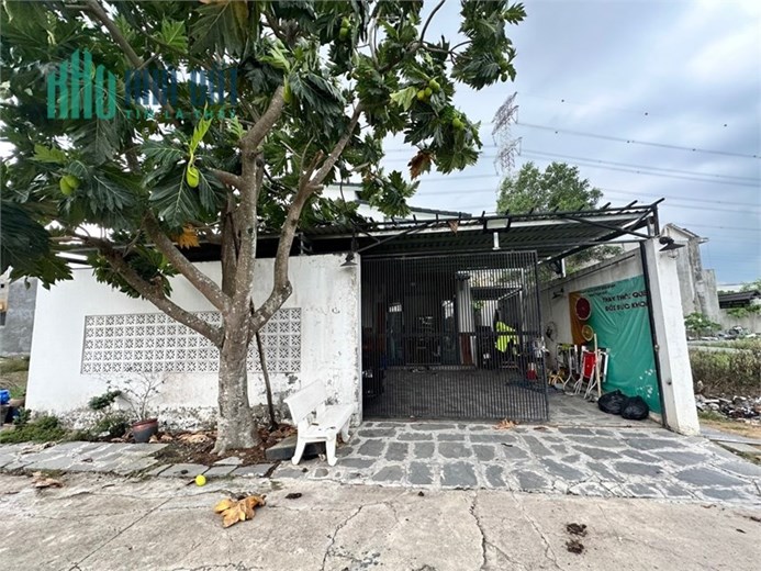 bán gấp nhà 1 lầu trên dt đất 200m2 ,đường xe hơi thoải mái. full thổ cư hoàn công