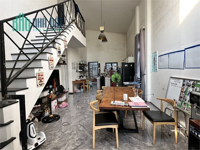 bán gấp nhà 1 lầu trên dt đất 200m2 ,đường xe hơi thoải mái. full thổ cư hoàn công