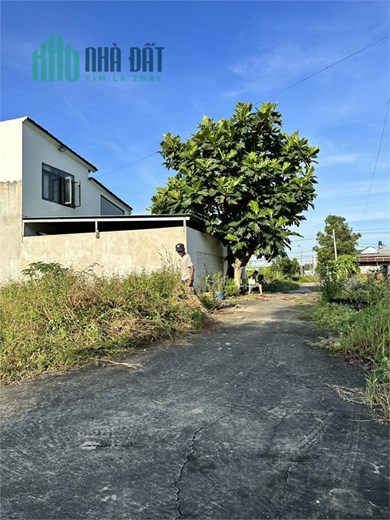 bán gấp nhà 1 lầu trên dt đất 200m2 Full thổ cư. có hoàn công, đường rộng xe hơi.