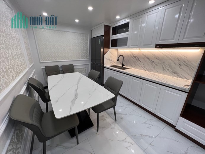 DUY NHẤT 1 CĂN, LÊ TRỌNG TẤN, VIP, SÁT Ô TÔ

35m x 5 tầng, giá 5,15 tỷ