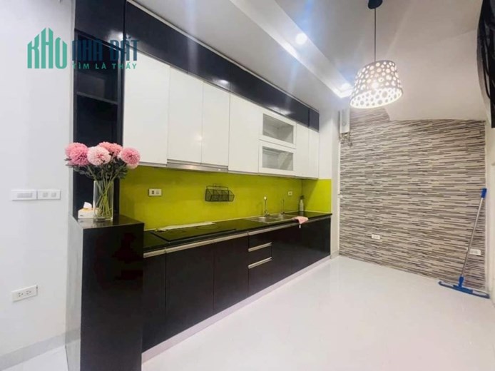 Nhà 4 tầng Nguyễn Văn Cừ, Dt 35m, giá hơn 3 tỷ.