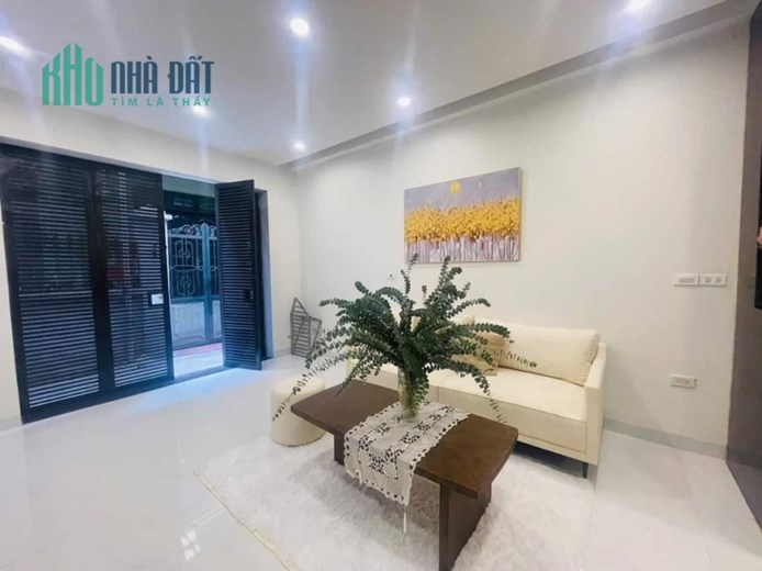 Nhà 4 tầng Nguyễn Văn Cừ, Dt 35m, giá hơn 3 tỷ.