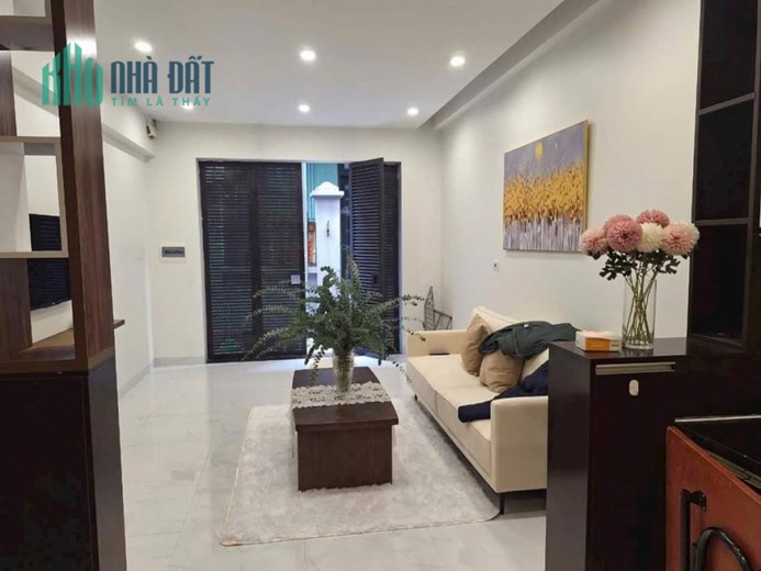 Nhà 4 tầng Nguyễn Văn Cừ, Dt 35m, giá hơn 3 tỷ.