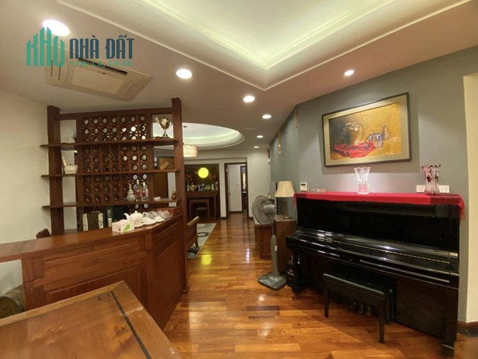 Bán Căn Hộ Chung Cư Phố Hoàng Dạo Thúy 156m2, 3 phòng ngủ + 1 phòng ngủ chờ, tặng full nội thất