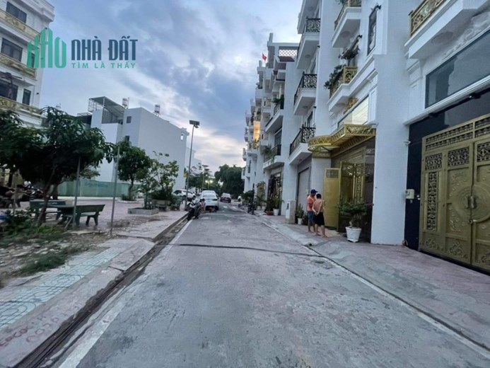 Bình Tân hẻm VIP 85 Chợ Bình Thành HXH vào nhà 56m2 ,5Tầng 5 tỷ1