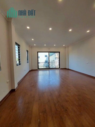 Nhà nguyễn sơn khu phố víp của quận Long Biên 
Diện tích 55m x 6 tầng .lô góc gara oto 7 chỗ vào nhà