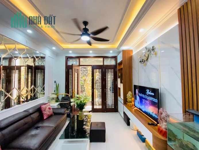 Bán nhà Phố Giáp Bát Quận Hoàng Mai 38m2x6 tầng, ô tô đỗ cổng chỉ 4.9 tỷ.