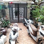 NHÀ ĐẸP HOÀNG NHƯ TIẾP - 2 THOÁNG - Ô TÔ VÀO NHÀ - GẦN PHỐ - NGỖ Ô TÔ 7 CHỖ THÔNG HỒNG TIẾN