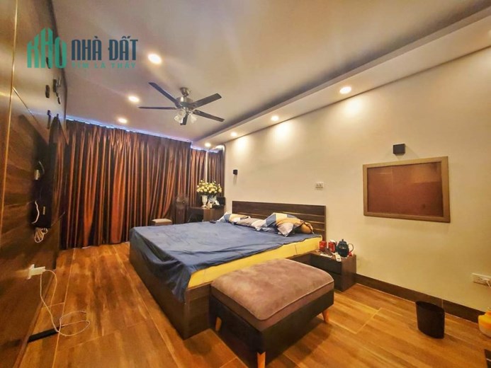 Biệt thự, Xuân Diệu, 189m x 4 tầng, MT 9 m, giá 35 tỷ