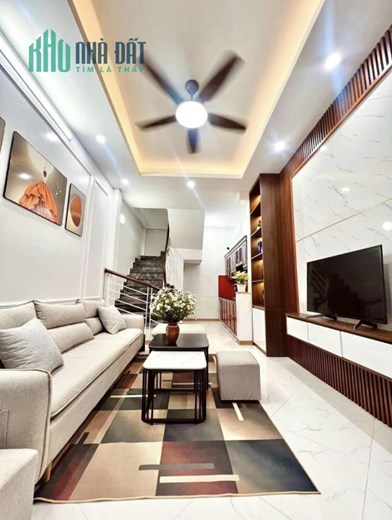 Bán nhà Hoàng Quốc Việt , 5 tầng, 3 phòng ngủ, full nội thất, cách phố 30m, gần chỗ để oto, giá 5 tỷ