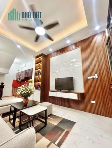 Bán nhà Hoàng Quốc Việt , 5 tầng, 3 phòng ngủ, full nội thất, cách phố 30m, gần chỗ để oto, giá 5 tỷ