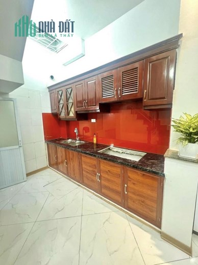 Bán nhà Hoàng Quốc Việt , 5 tầng, 3 phòng ngủ, full nội thất, cách phố 30m, gần chỗ để oto, giá 5 tỷ
