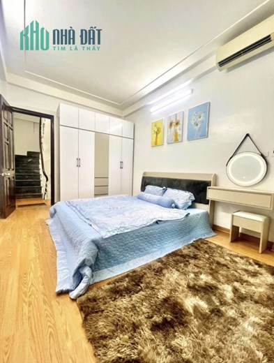 Bán nhà Hoàng Quốc Việt , 5 tầng, 3 phòng ngủ, full nội thất, cách phố 30m, gần chỗ để oto, giá 5 tỷ