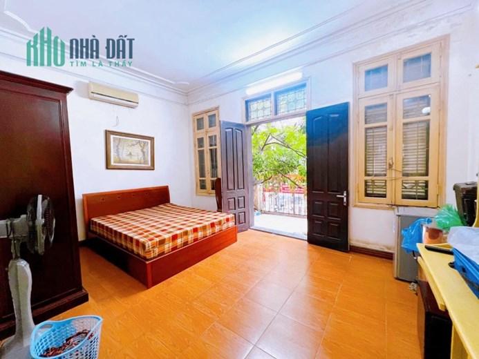 Bán nhà mặt phố Hoàng Cầu, kinh doanh đỉnh, mặt tiền rộng, 120m mt 10m lý tưởng chỉ nhỉnh 39 tỷ