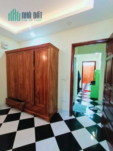 Giáo Sư bán nhà 381 MINH KHAI nhà lô góc 2 mặt thoáng có cửa sổ mở phòng rất thoáng, nhà gần chỗ ô