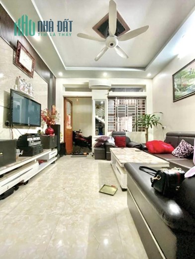 Bán nhà Chợ Hàng Cũ, 47m 2.5 tầng GIÁ 1.59 tỉ độc lập, sân cổng riêng