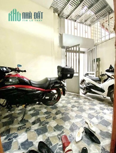 Bán nhà Chợ Hàng Cũ, 47m 2.5 tầng GIÁ 1.59 tỉ độc lập, sân cổng riêng