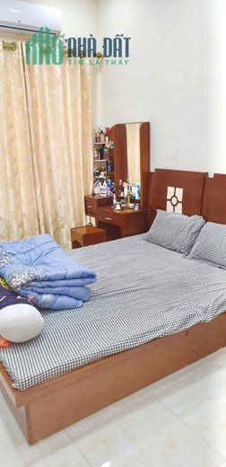 Bán nhà Chợ Hàng Cũ, 47m 2.5 tầng GIÁ 1.59 tỉ độc lập, sân cổng riêng