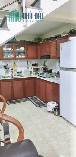 Bán nhà Chợ Hàng Cũ, 47m 2.5 tầng GIÁ 1.59 tỉ độc lập, sân cổng riêng