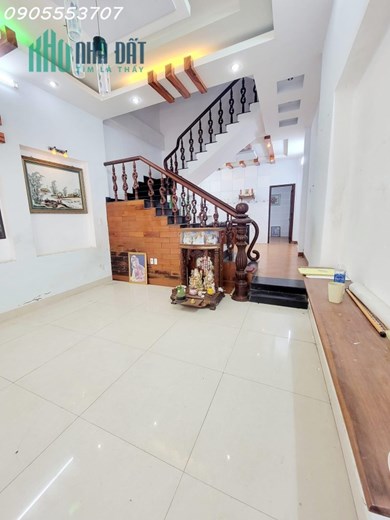 SIÊU RẺ chỉ hơn 2 tỉ - Nhà 3 tầng, Dt:70m2 đường HUỲNH NGỌC HUỆ, Thanh Khê, Đà Nẵng.