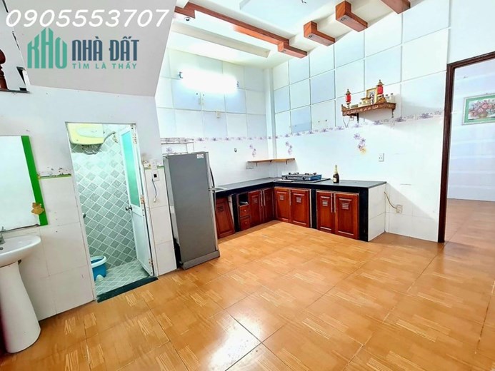 SIÊU RẺ chỉ hơn 2 tỉ - Nhà 3 tầng, Dt:70m2 đường HUỲNH NGỌC HUỆ, Thanh Khê, Đà Nẵng.