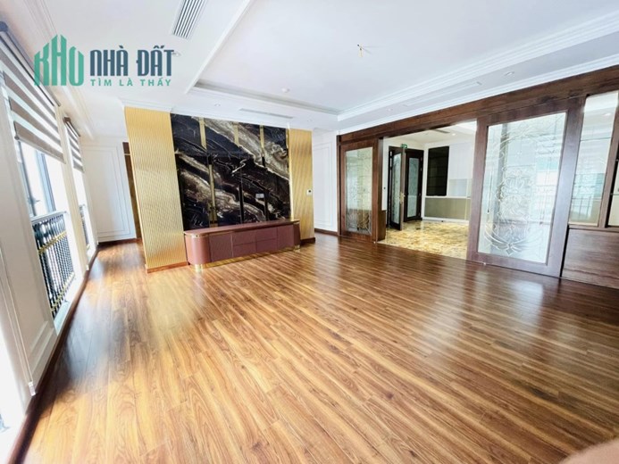 Bán căn góc phố Huỳnh Thúc Kháng, DT 123m2 x 6 tầng, MT 12m, vỉa hè rộng kinh doanh thuận lợi, sổ