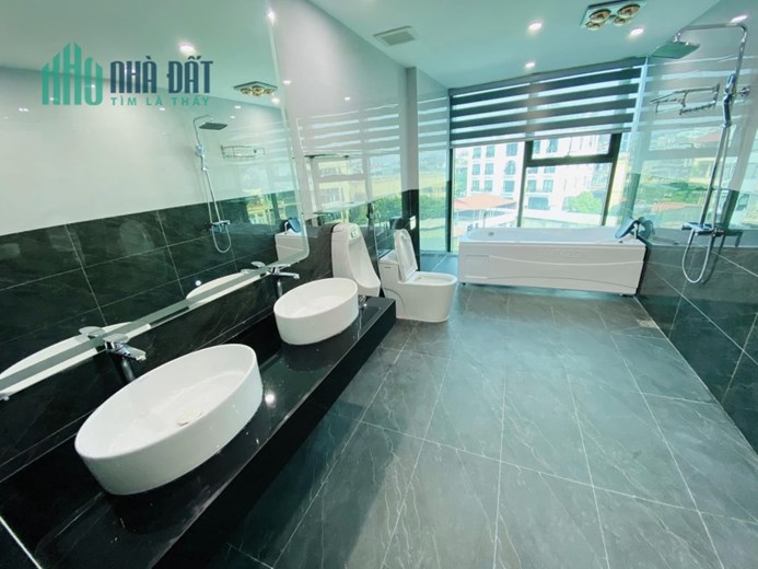 Bán căn góc phố Huỳnh Thúc Kháng, DT 123m2 x 6 tầng, MT 12m, vỉa hè rộng kinh doanh thuận lợi, sổ
