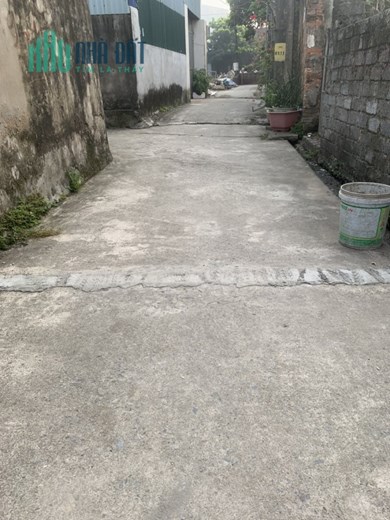 Diện tích 74,7m full thổ cư Chúc Sơn 
 Mặt tiền = hậu 5m, ngõ ô tô  Cách chợ Chúc Sơn chỉ 300m
 Sẵn