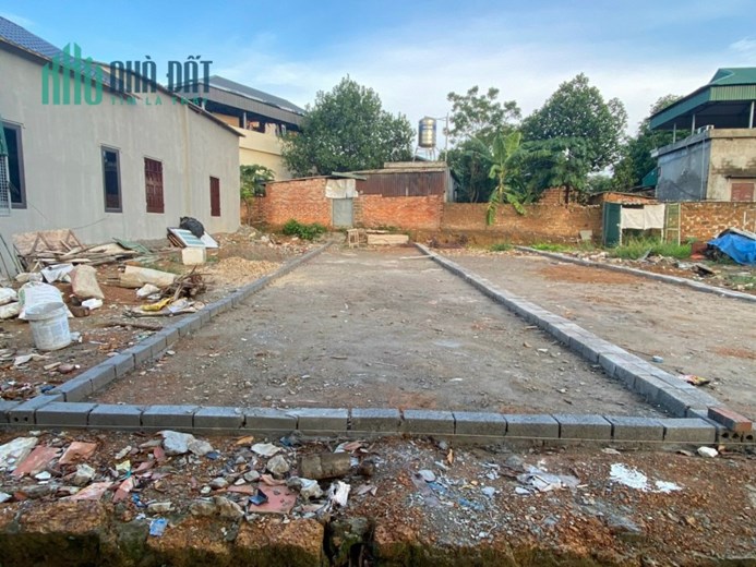 Cần bán 80m full thổ cư 
Đất tại bình yên thạch thất ạ
Ô tô đỗ cửa như hình
Giá siêu yêu cho khách