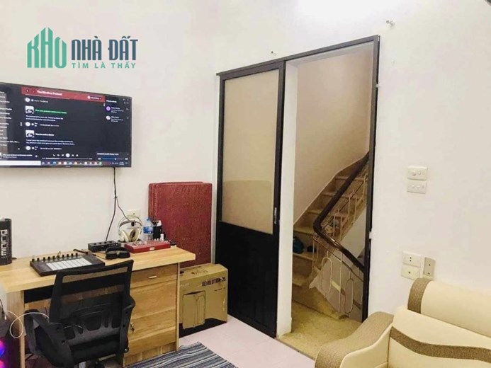Cho thuê nhà, HGĐ, Lạc Long Quân, 40m2, 3T, 3N, đủ đồ, 8tr, Cầu Giấy.