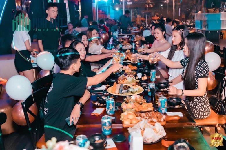Quận Gò Vấp ! Sang Quán Bar Clup – Food Beer, MB 10m x 20m, thuê 22 tr ( quá rẻ ) Tel :