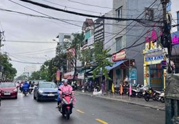 Giảm sâu 3 tỷ! Bán nhà 3 tầng mặt tiền Núi Thành cạnh Tiểu La. Dòng tiền 350 tr/n. Giá nhỉnh 9 tỷ