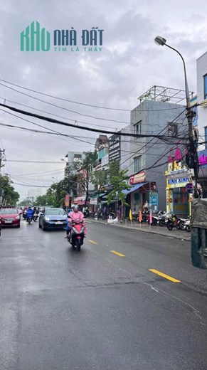 Giảm sâu 3 tỷ! Bán nhà 3 tầng mặt tiền Núi Thành cạnh Tiểu La. Dòng tiền 350 tr/n. Giá nhỉnh 9 tỷ