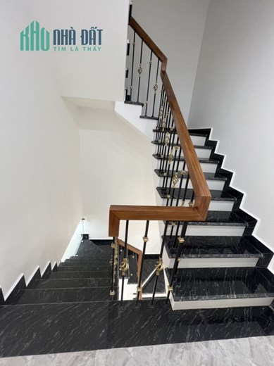 Bán nhanh căn nhà 4 tầng Nguyễn Văn Linh ô tô đỗ tận cửa chỉ việc xách vali về ở