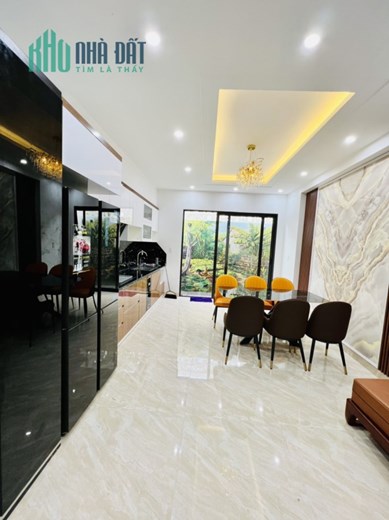 Bán nhanh căn nhà 4 tầng Nguyễn Văn Linh ô tô đỗ tận cửa chỉ việc xách vali về ở