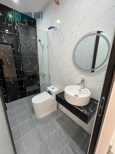 Bán nhanh căn nhà 4 tầng Nguyễn Văn Linh ô tô đỗ tận cửa chỉ việc xách vali về ở