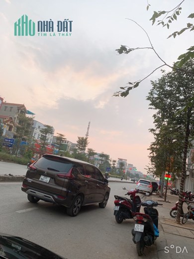 cần bán lô đất có săn nhà mặt đường ql6 kinh doanh tróng mặt ô tô qua lại ầm ầm đối diện thị trấn