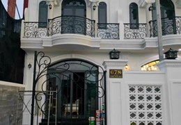 BÁN NHÀ MỚI 1 TRỆT 1 LẦU ĐEP LUNG LINH TRỤC ĐƯỜNG LỘ 28M KHU BIỆT THỰ SANG ĐẸP Ở KHU HOÀNG HẢO, Ở