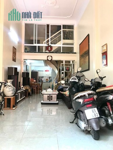 Bán nhà phố Hàng Kênh, 63m 2.5 tầng GIÁ 3.15 tỉ, sân cổng riêng