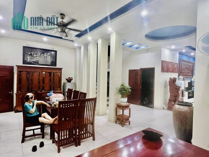 Cần bán Biệt Thự nhà vườn Việt Hưng, vị trí đẹp gần vincom. 200m2, MT 10m. Giá 32 tỷ