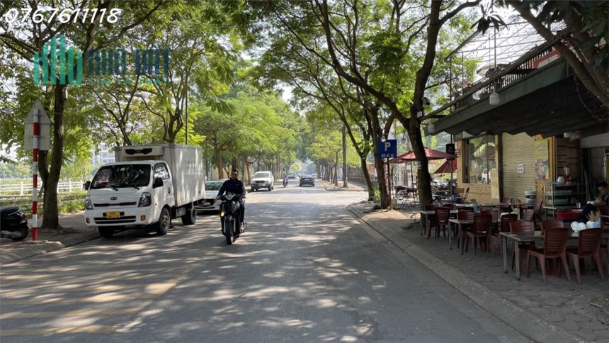 Bán đất đấu giá Thạch Bàn,sát mặt phố,vỉa hè 4m,2 thoáng.70m MT5m,7.3 tỷ