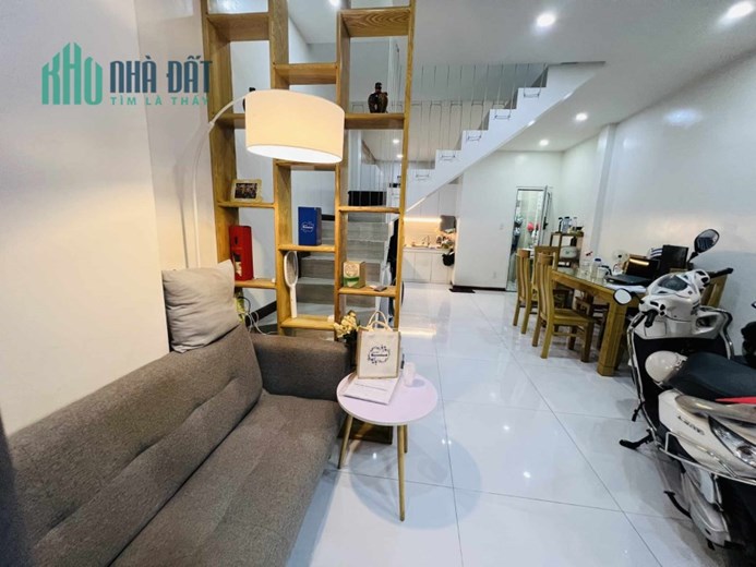 BÁN NHÀ LINH TÂY THỦ ĐỨC 43 M2 [4.4 X 9.7 ] 2 TẦNG -- 2PN - 2WC
BTCT - NHÀ HOÀN CÔNG - KHÔNG QUY