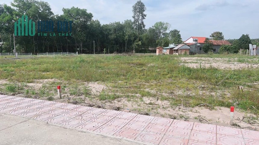 Chính chủ kẹt tiền bán nhanh nền đất thổ cư trên hình giá 300 triệu