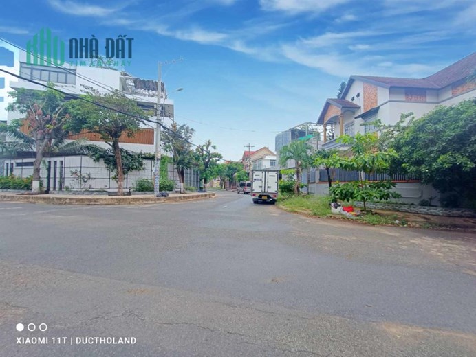 Chính chủ 1 đời bán đất tặng nhà kho 372m2 góc 2MT Khu Biệt thự Ngã Tư Ga, Quận 12