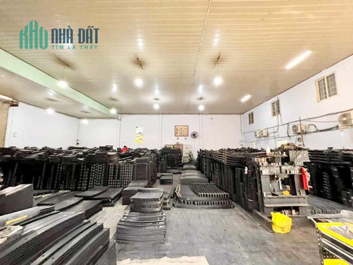 Chính chủ 1 đời bán đất tặng nhà kho 372m2 góc 2MT Khu Biệt thự Ngã Tư Ga, Quận 12